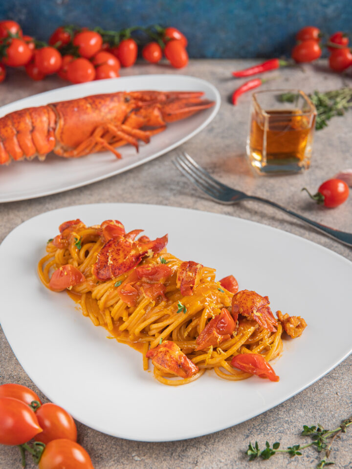 piatto da portata con spaghetti con l'astice