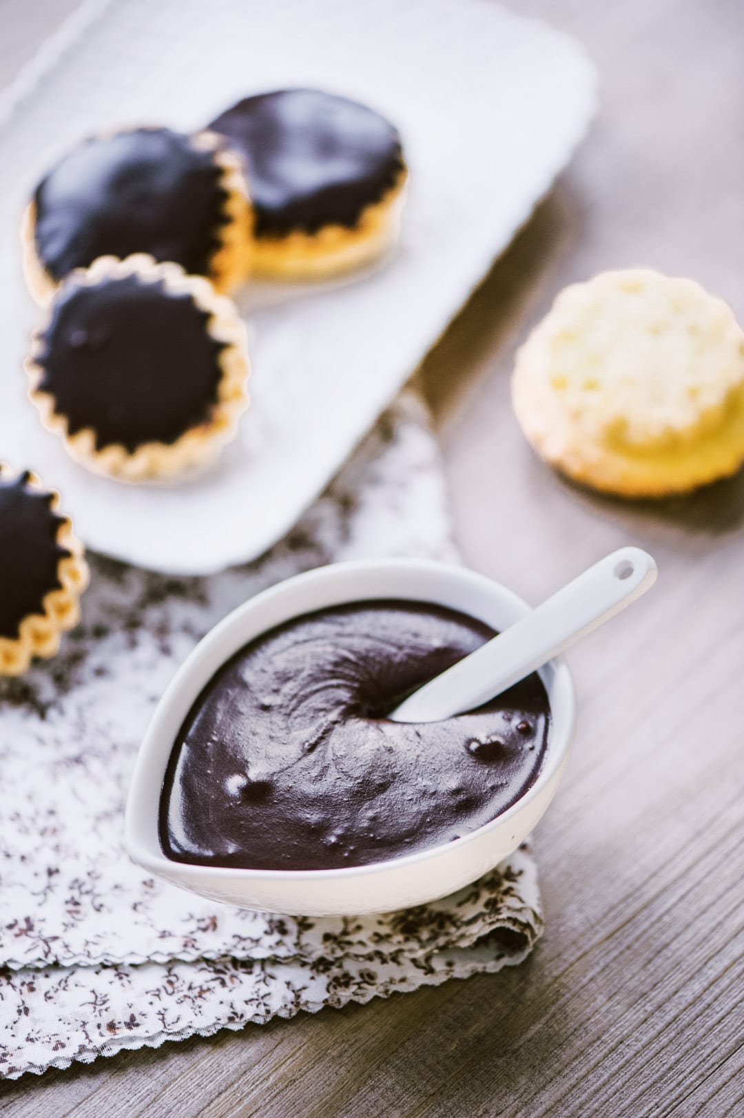 Glassa all'acqua al cacao pronta per biscotti, torte e per i tuoi dessert