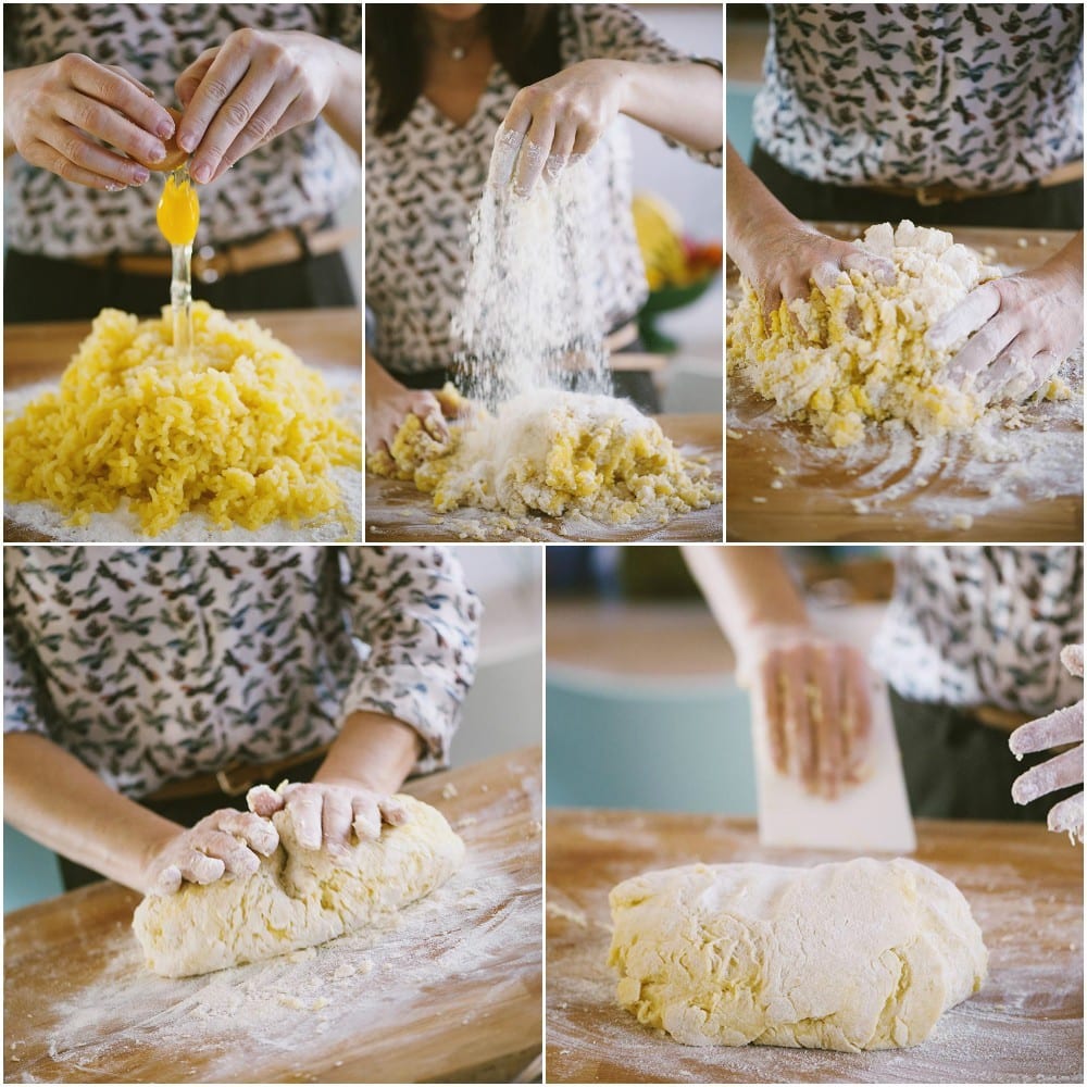 Impastare patate e farina per fare gli gnocchi alla sorrentina