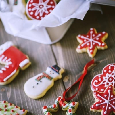 Biscotti di Natale pronti per l'assaggio o per essere appesi con nastro