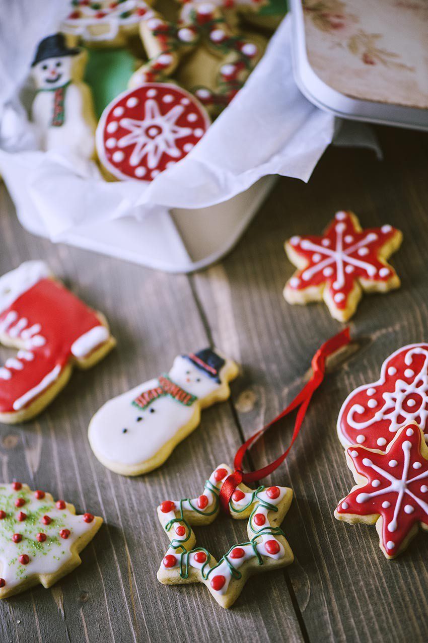 Biscotti di Natale pronti per l'assaggio o per essere appesi con nastro