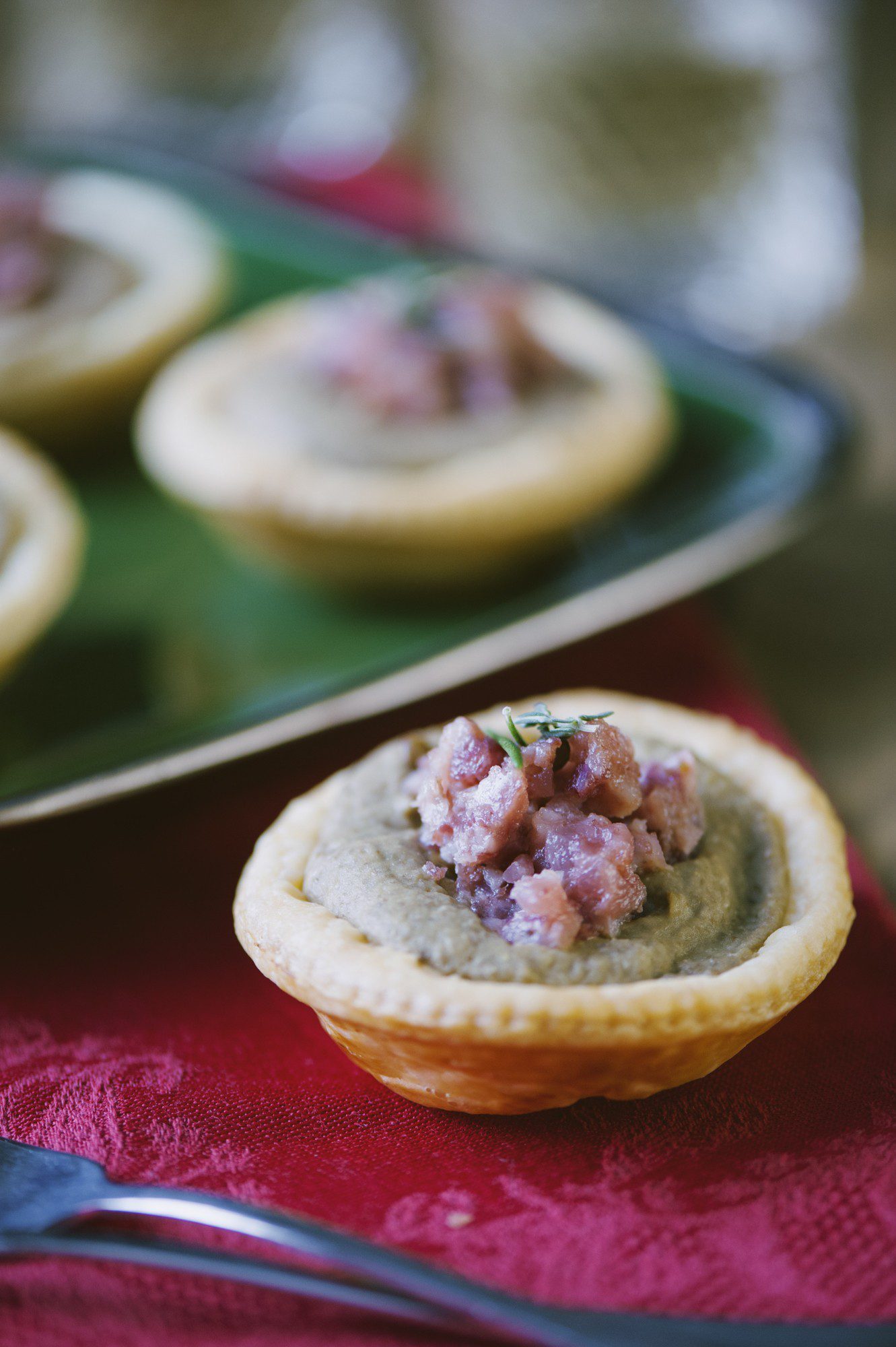 Cestini di sfoglia con cotechino e lenticchie pronti come antipasto