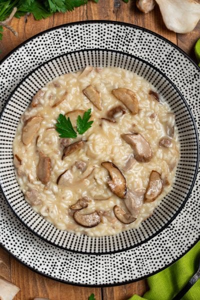 Il risotto salsiccia e funghi porcini è un primo piatto di montagna che unisce la ricchezza della carne al profumo di bosco