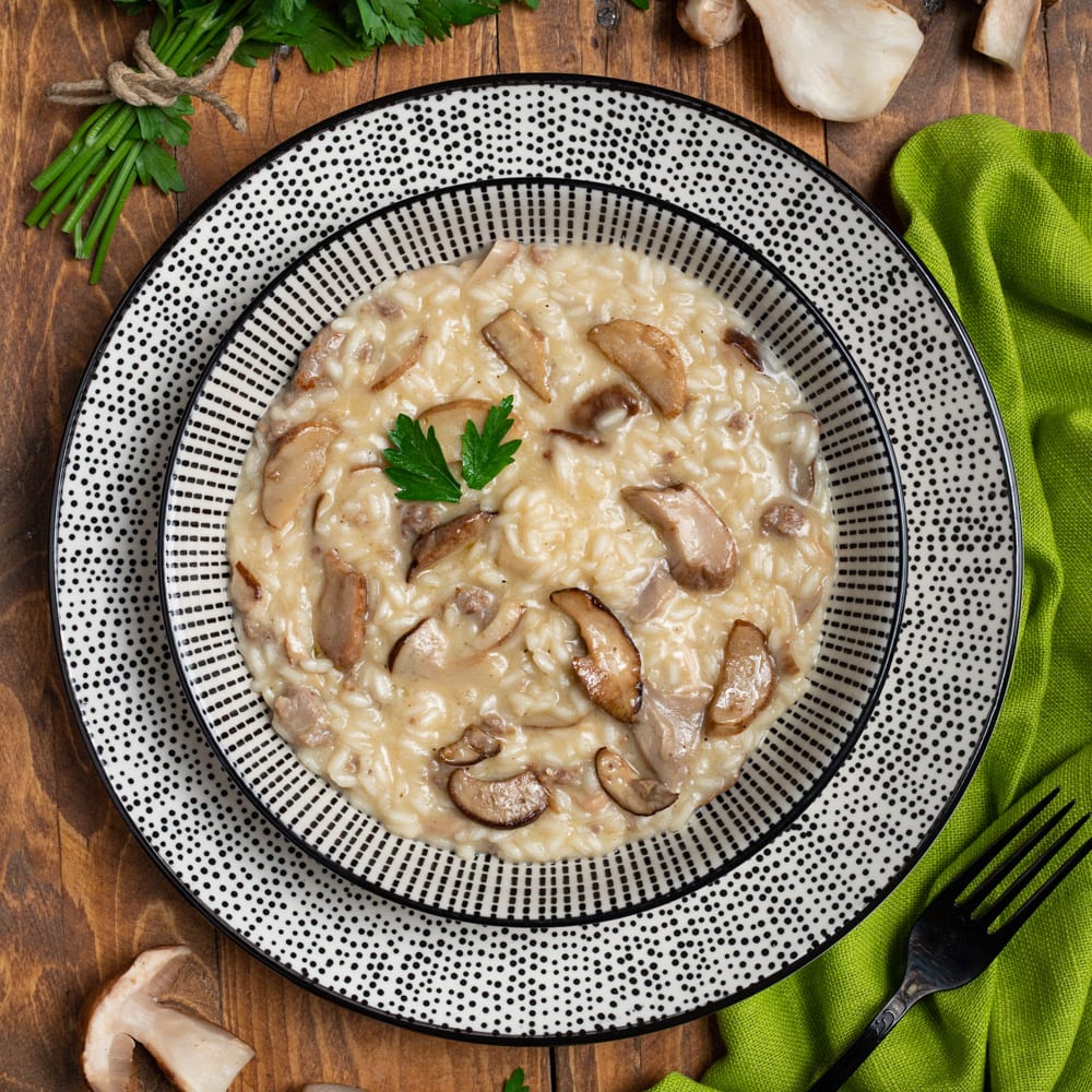 Il risotto salsiccia e funghi porcini è un primo piatto di montagna che unisce la ricchezza della carne al profumo di bosco