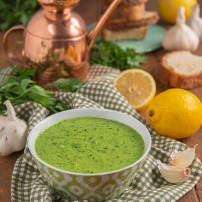 Salsa verde toscana in ciotola perfetta per carni e condimenti