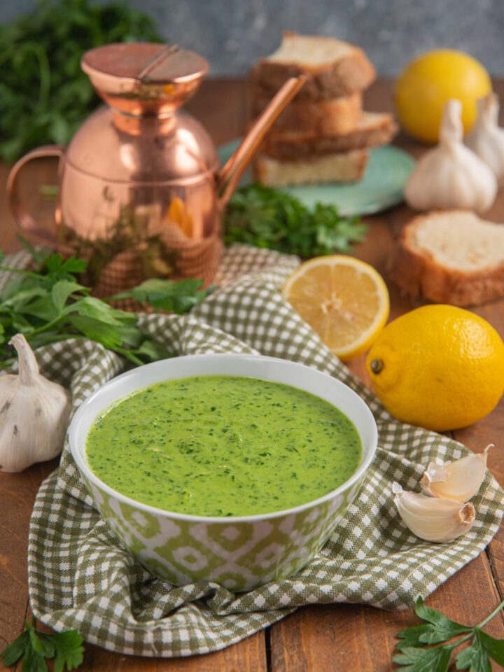 Salsa verde toscana in ciotola perfetta per carni e condimenti