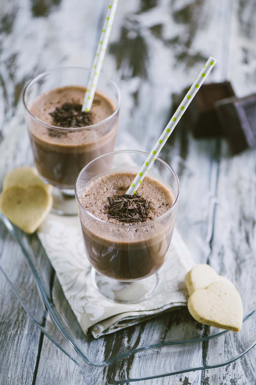 Milkshake al cioccolato in bicchiere con scaglie di cioccolato e cannuccia