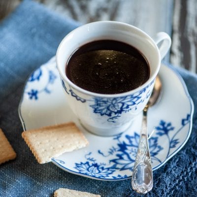 Cioccolata calda in tazza senza glutine e latticini calda appena preparata accompagnata da biscotti