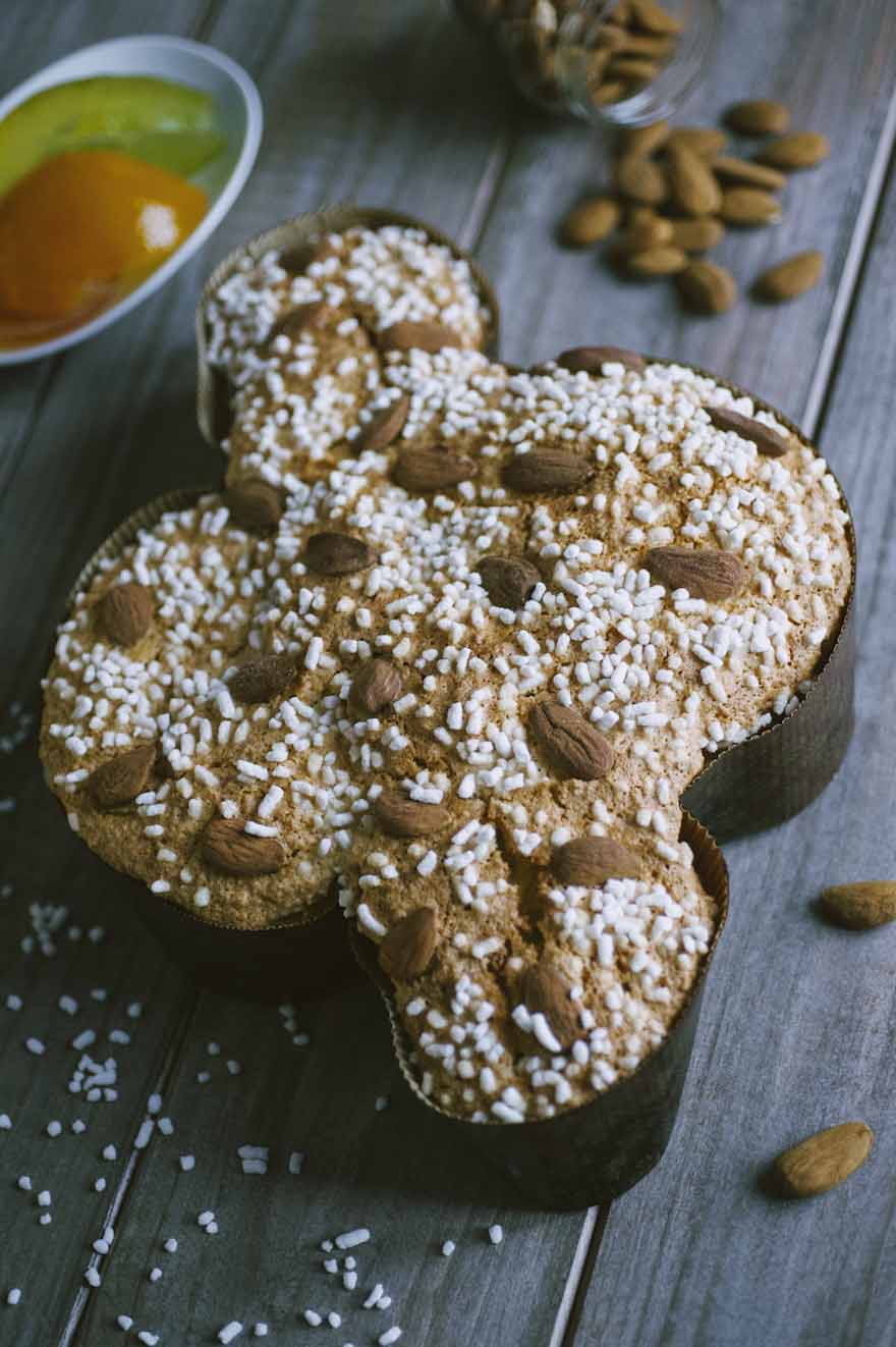 Colomba senza glutine e latticini pronta per essere gustata