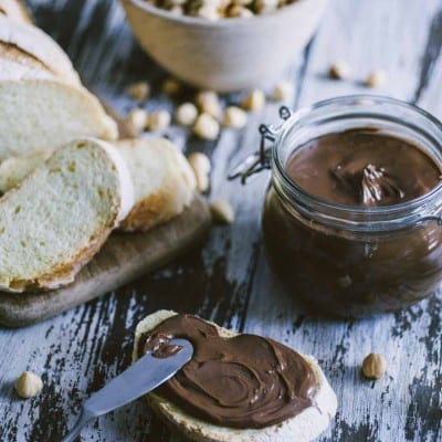 Crema spalmabile alle nocciole, stesa su una bella fetta di pane croccante