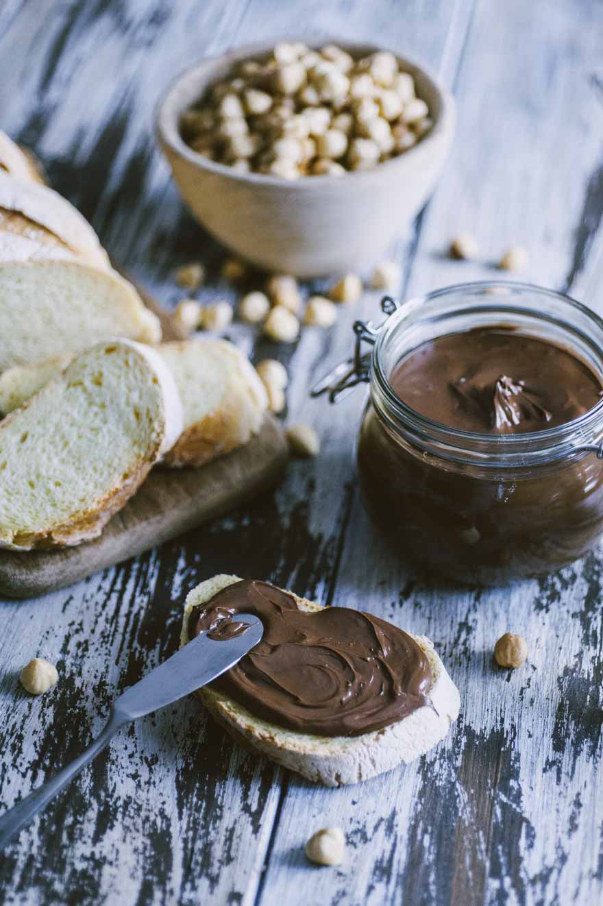 Crema spalmabile alle nocciole, stesa su una bella fetta di pane croccante