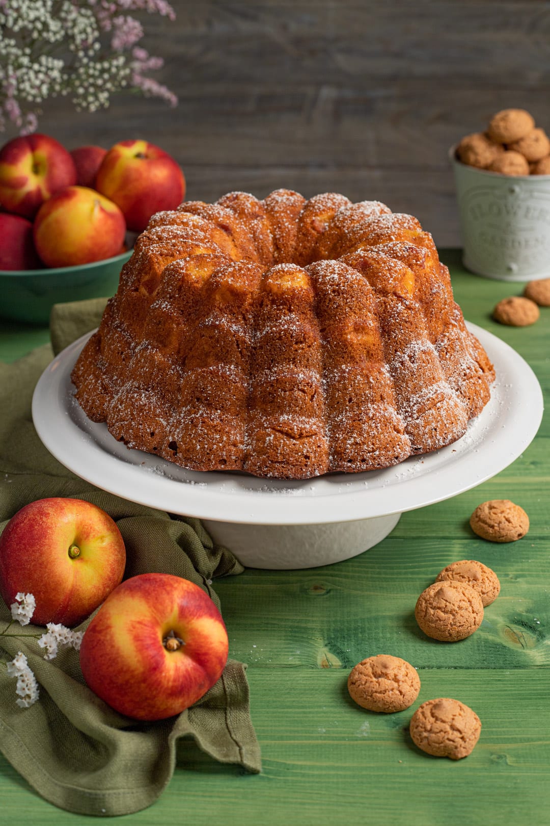 Ciambella con pesche e amaretti