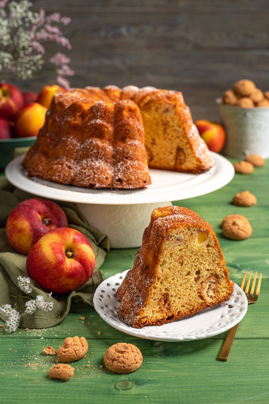 Ciambella del mattino con pesche e amaretti