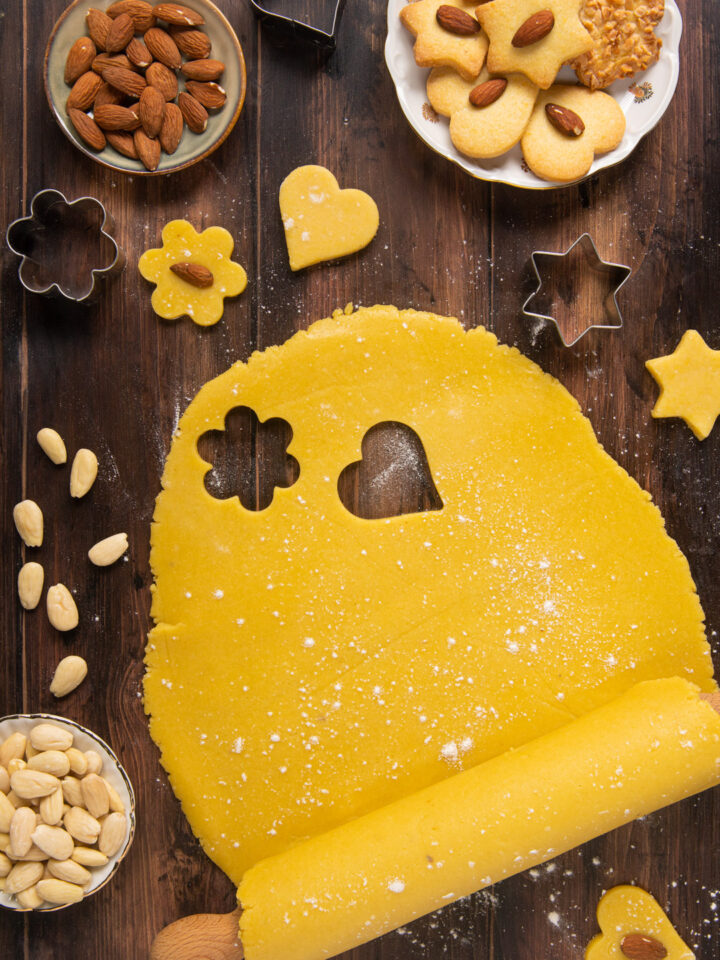 L'inconfondibile sapore della pasta frolla alle mandorle non può che incantare già al primo assaggio! Ideale per una crostata diversa dal solito!