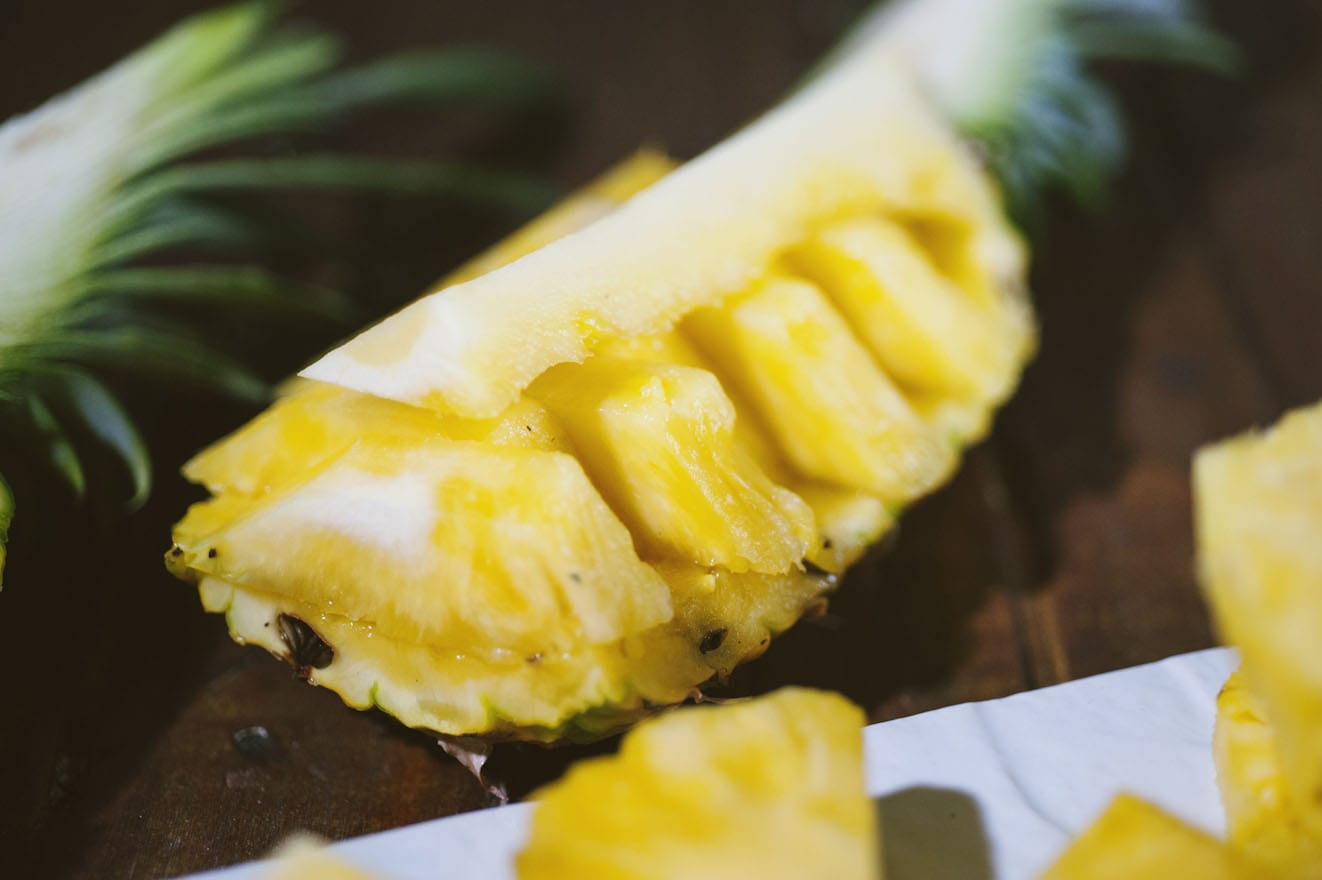 Come pulire e tagliare l'ananas, per servirla in modo fresco e originale