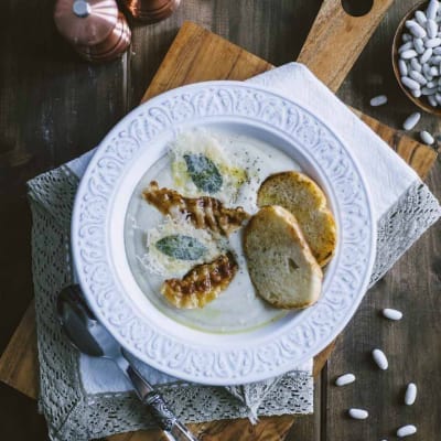 Crema di cannellini con guanciale, accompagnata da croccanti cialde di formaggio