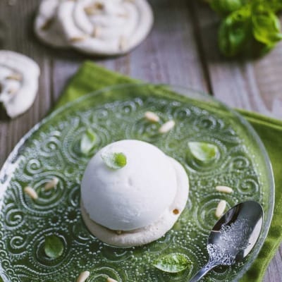 Gelato al limone e basilico con biscottino ai pinoli, servito con una delicata dacquoise