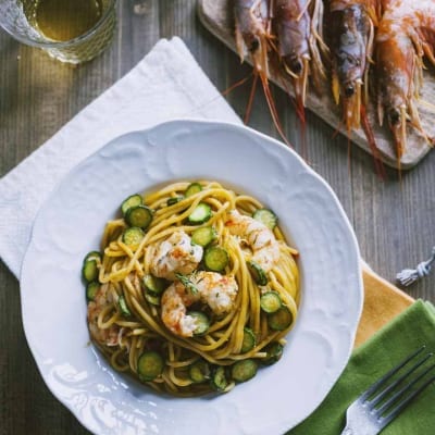 Spaghetti con gamberi e zucchine, invitanti e già nel piatto