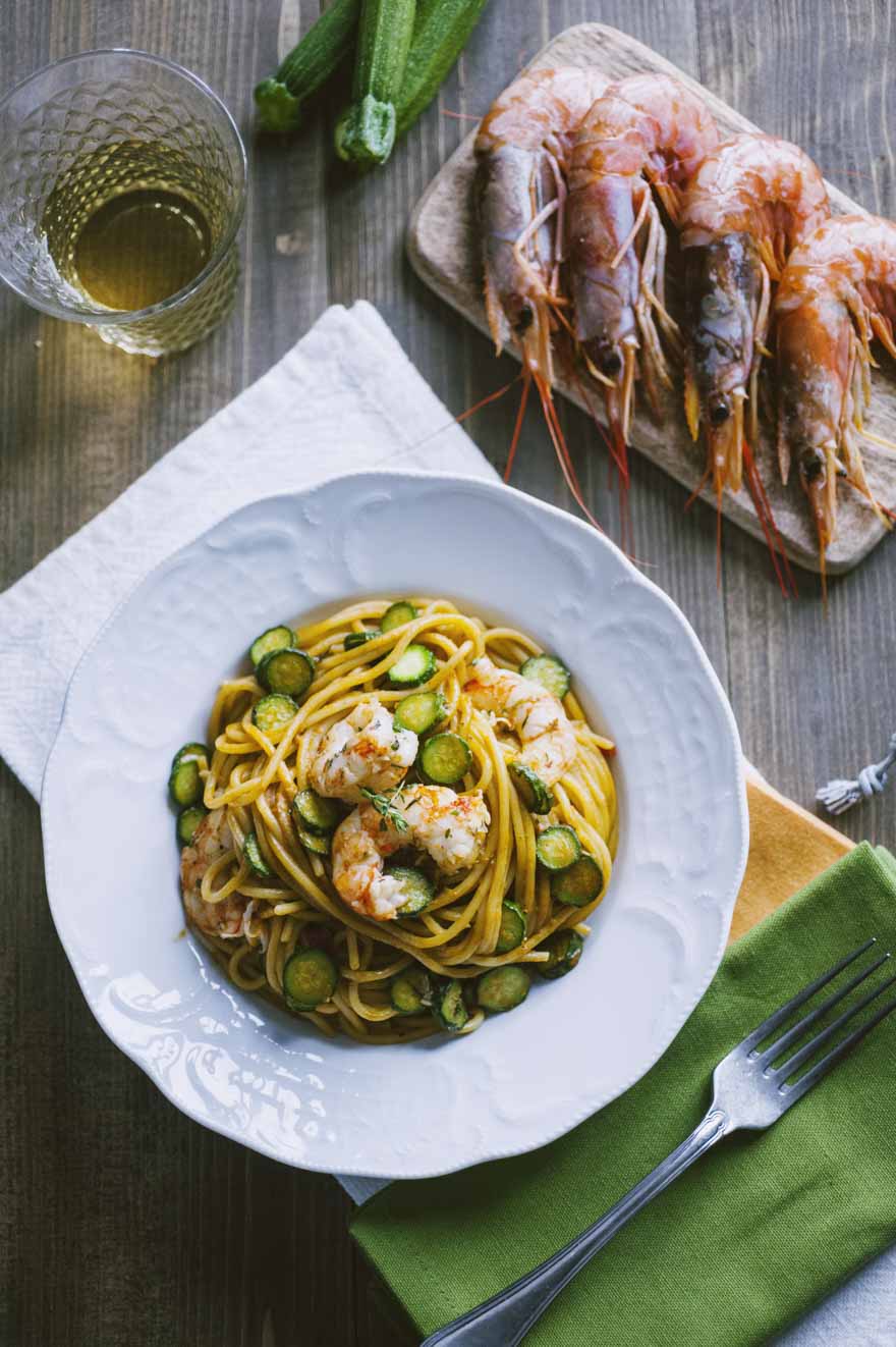 Spaghetti con gamberi e zucchine, invitanti e già nel piatto