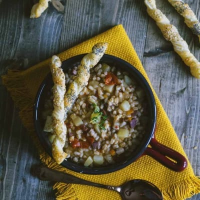 Zuppa di farro con grissini di sfoglia, impiattata e pronta all'assaggio!