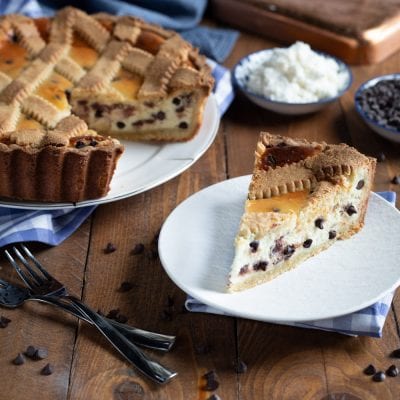 Crostata al mascarpone e gocce di cioccolato, una bella fetta ancora tiepida