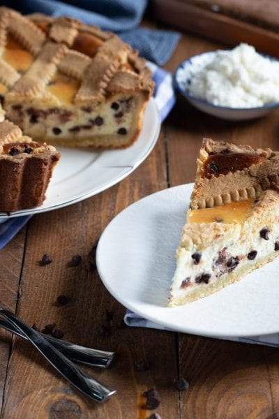 Crostata al mascarpone e gocce di cioccolato, una bella fetta ancora tiepida