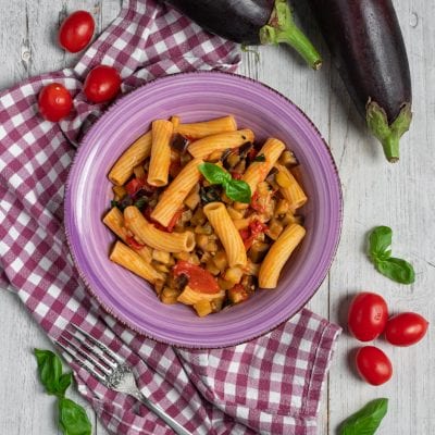 Pasta con le melanzane, pomodori e basilico