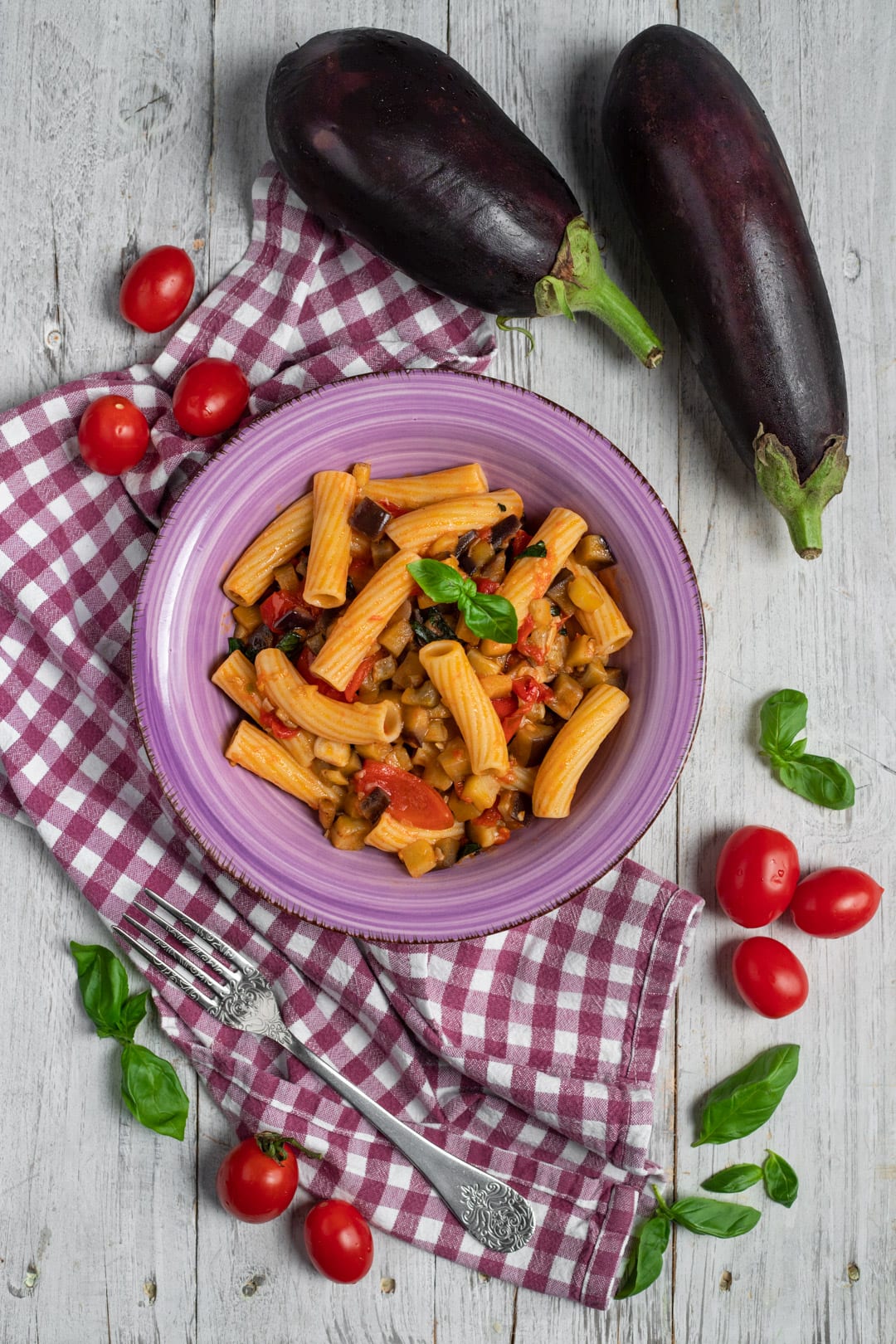 Pasta con le melanzane, pomodori e basilico