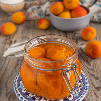 Le albicocche sciroppate sono la soluzione ideale per avere questo frutto tutto l'anno! Sono deliziose su gelato, yogurt o torte!
