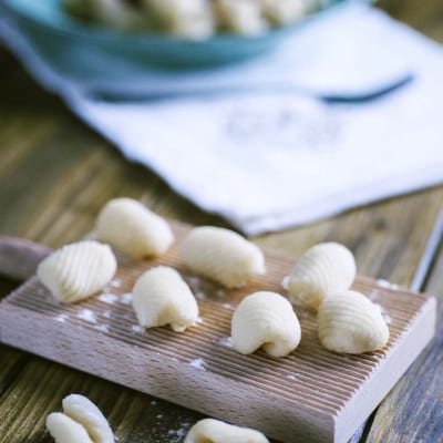 Gnocchi senza patate, adagiati su un tagliere rustico e caratteristico