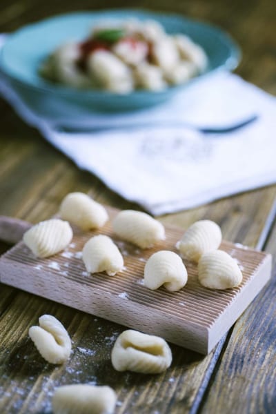 Gli gnocchi senza patate sono una versione alternativa a quelli classici, che si prepara solo con acqua, farina, olio e sale