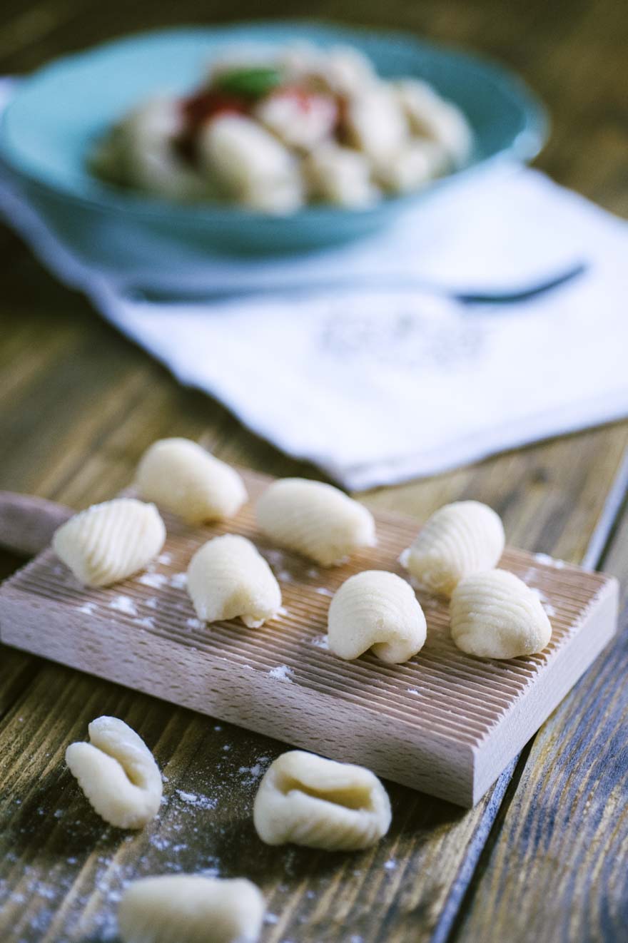 Gnocchi senza patate, adagiati su un tagliere rustico e caratteristico