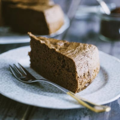 Pan di Spagna al cacao senza glutine e latticini, una fetta bella alta e soffice