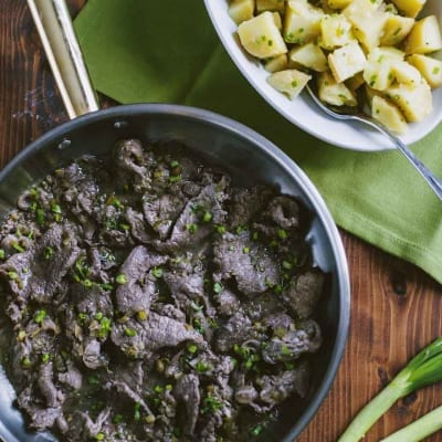 Straccetti con patate, saporiti e presentati direttamente in padella