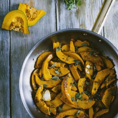 Zucca saltata in padella, servita con abbondante timo fresco