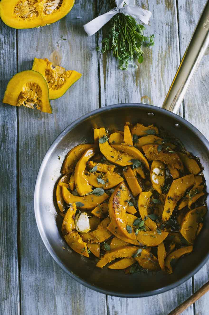 Zucca saltata in padella, servita con abbondante timo presco