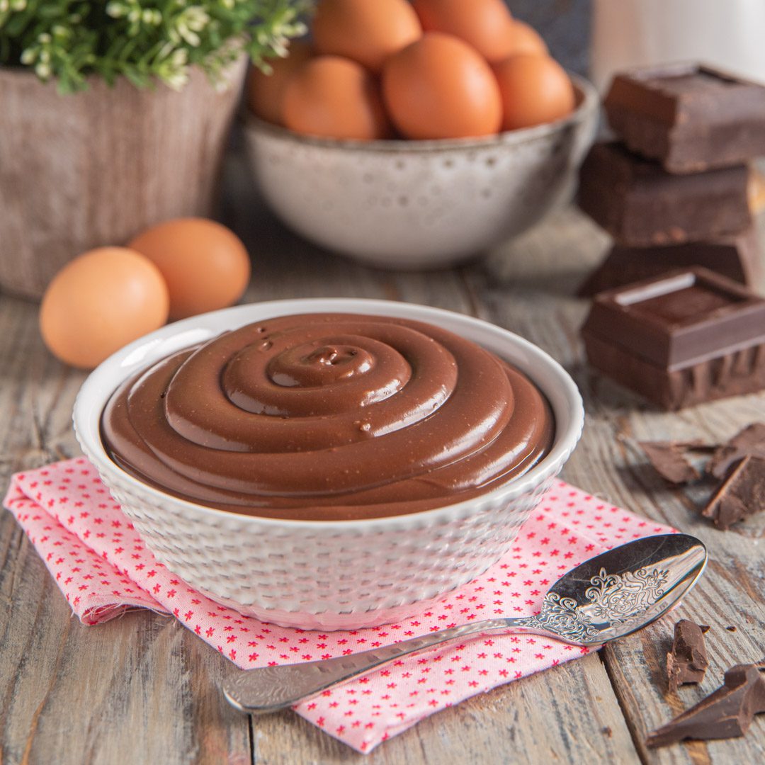 Una variante ancora più golosa della classica crema pasticcera, che si ottiene aggiungendo al composto di latte, uova, zucchero e vaniglia anche delle gocce di cioccolato fondente