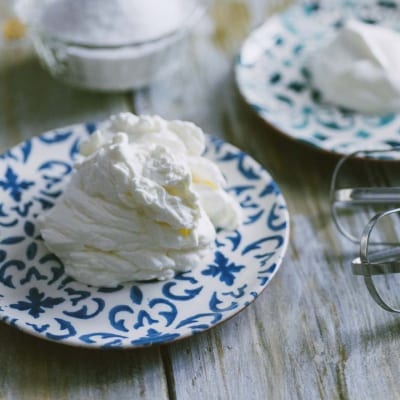 Come fare la panna montata perfetta, per farcire e decorare i tuoi dessert