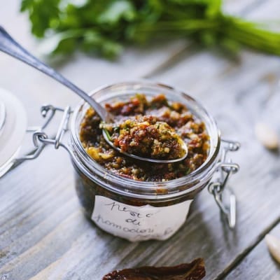 Pesto di pomodori secchi, presentato in un vasetto etichettato