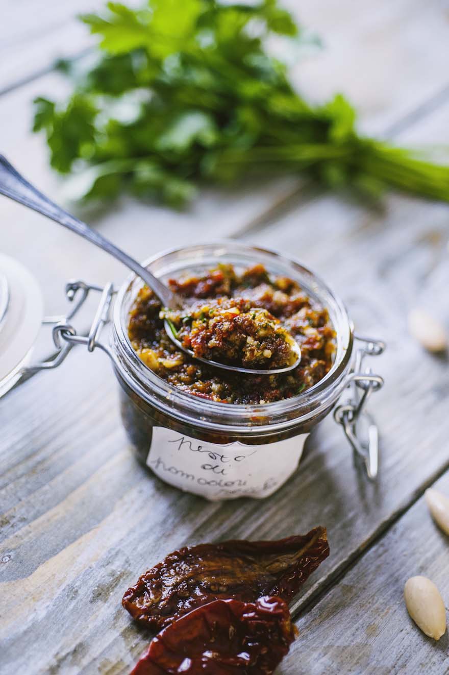 Pesto di pomodori secchi, presentato in un vasetto etichettato