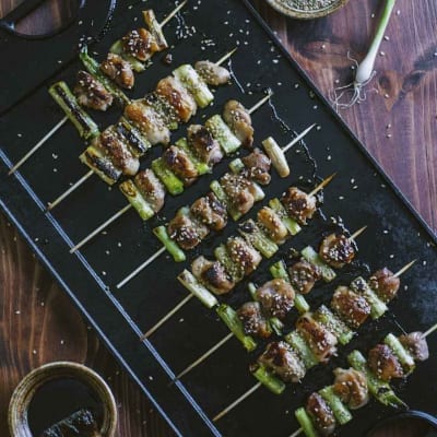 Yakitori, serviti caldi con semi di sesamo a guarnire