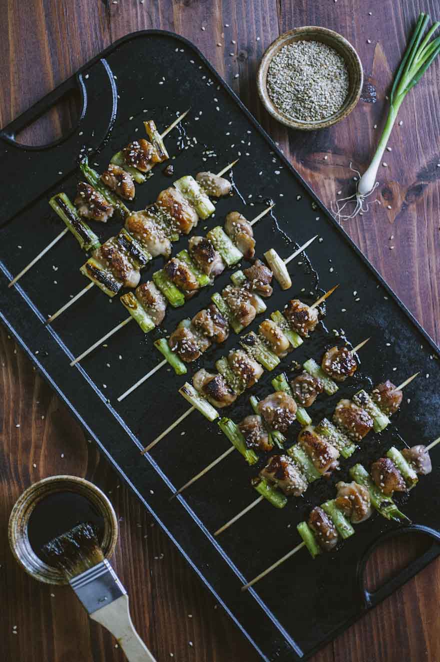 Yakitori, serviti caldi con semi di sesamo a guarnire