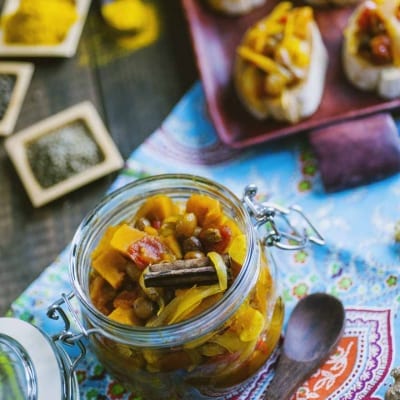 Chutney, servito in un vasetto con stecca di cannella a vista