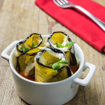 Cocotte di paccheri ripieni, avvolti da melanzane fritte e decorati con besciamella