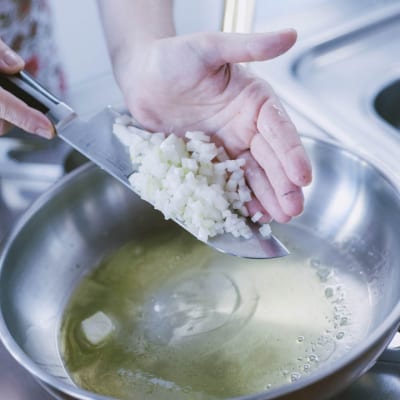 Come fare il soffritto per il risotto