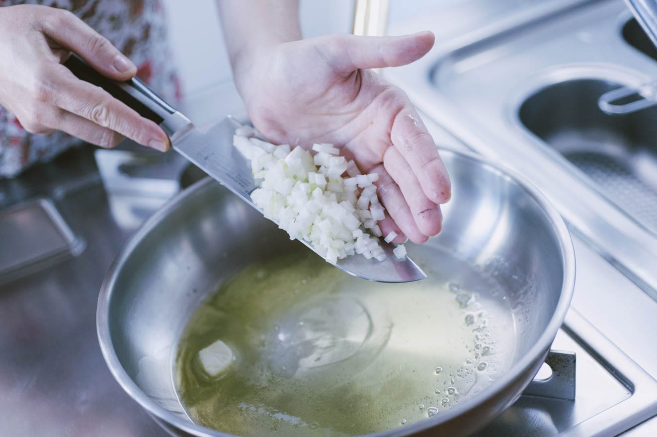 Come fare il soffritto per il risotto