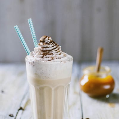 Frappè al cappuccino, servito con tanta panna montata e cacao in superficie