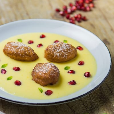 Frittelline di couscous e crema pasticciera, servite con chicchi di melograno a decorare