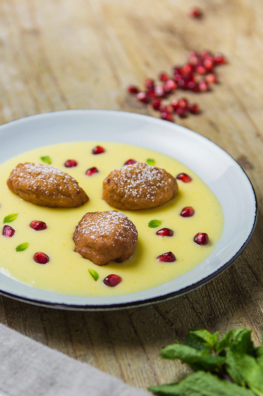 Frittelline di couscous e crema al mandarino, servite con chicchi di melograno a decorare