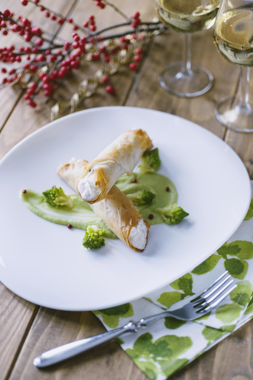 Cannoli croccanti ripieni di baccalà mantecato e caprino, accompagnati da una vellutata di broccoli